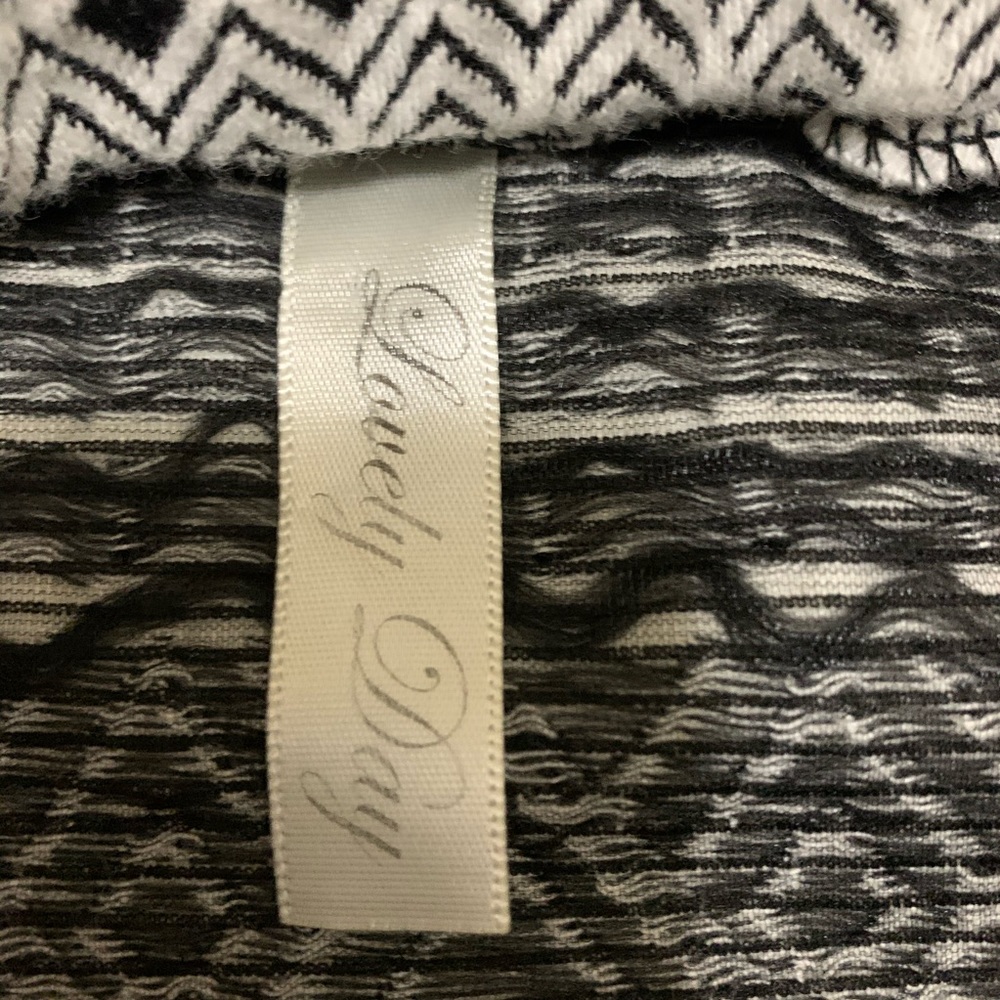 Lovely Day Black & White Patterned Bodycon Skirt Size Medium - Picture 7 of 8